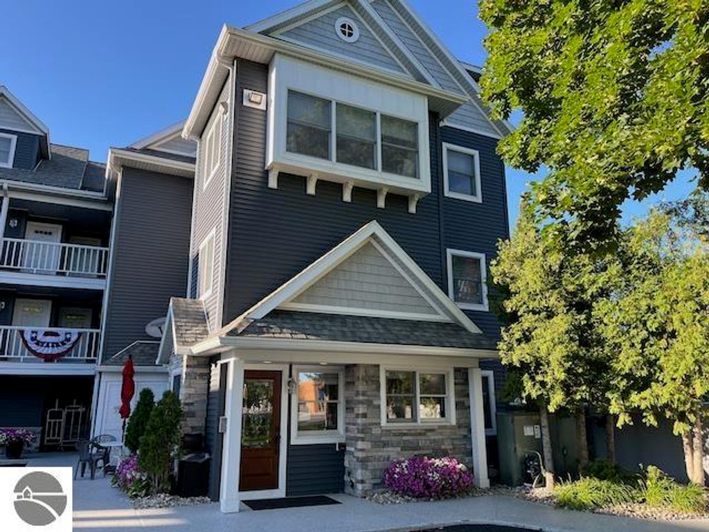 Image 29 of property listing at 2305 US-131 N # 204, Traverse City, MI 49684