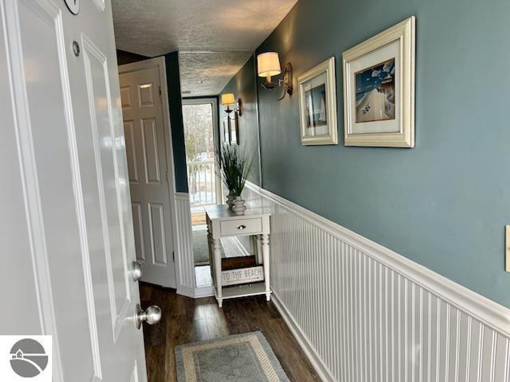 Image 3 of property listing at 2305 US-131 N # 204, Traverse City, MI 49684