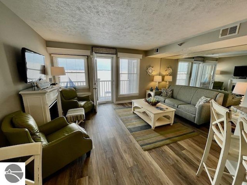 Image 4 of property listing at 2305 US-131 N # 204, Traverse City, MI 49684