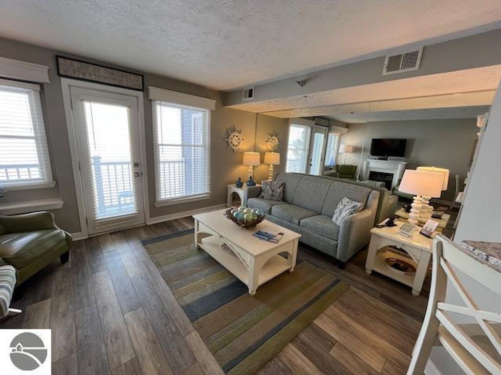 Image 5 of property listing at 2305 US-131 N # 204, Traverse City, MI 49684