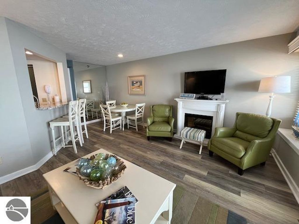 Image 6 of property listing at 2305 US-131 N # 204, Traverse City, MI 49684