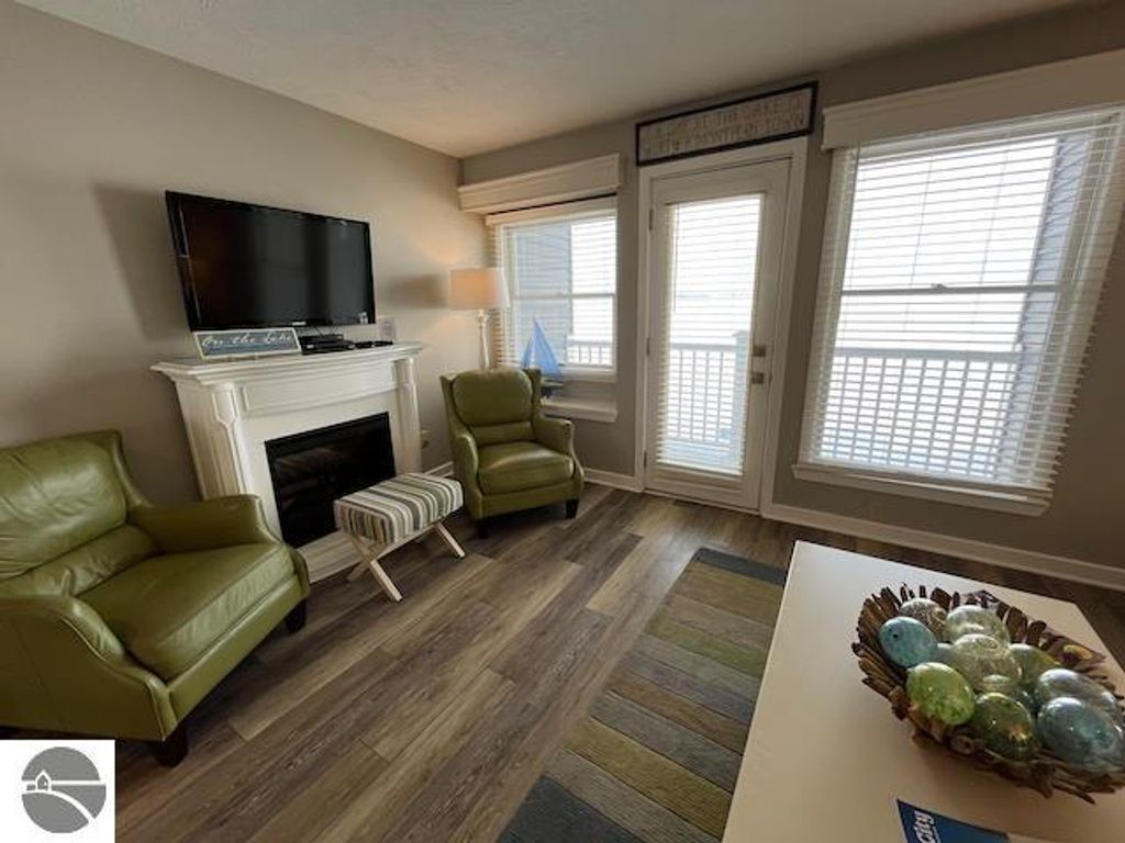 Image 7 of property listing at 2305 US-131 N # 204, Traverse City, MI 49684