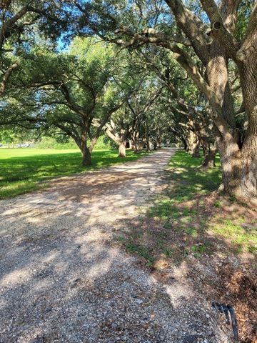 5606 Highland Road, Santa Fe, TX 77517
