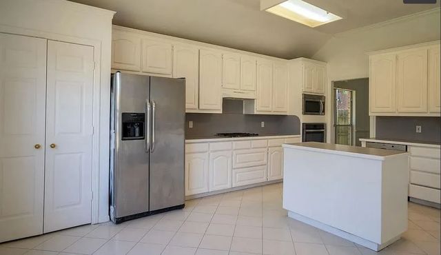 492 Shade Tree Circle, Hurst, TX 76054