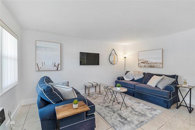 3230 NE 13th Street 102, Pompano Beach, FL 33062