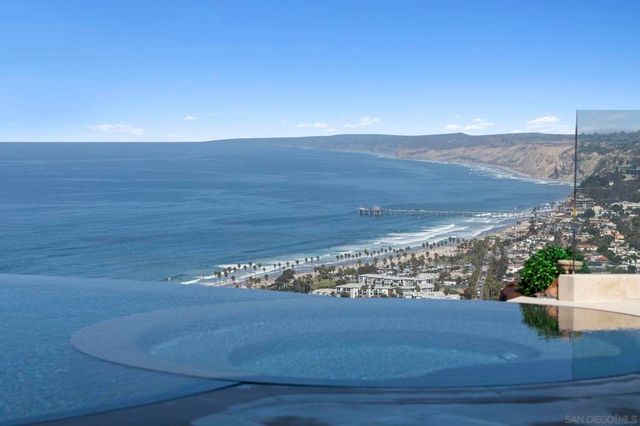 7455 Hillside Dr, La Jolla, CA 92037