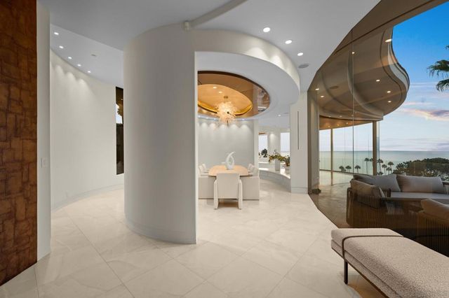 7455 Hillside Dr, La Jolla, CA 92037