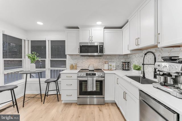 2180 WHISPERWOOD GLEN LN, Reston, VA 20191