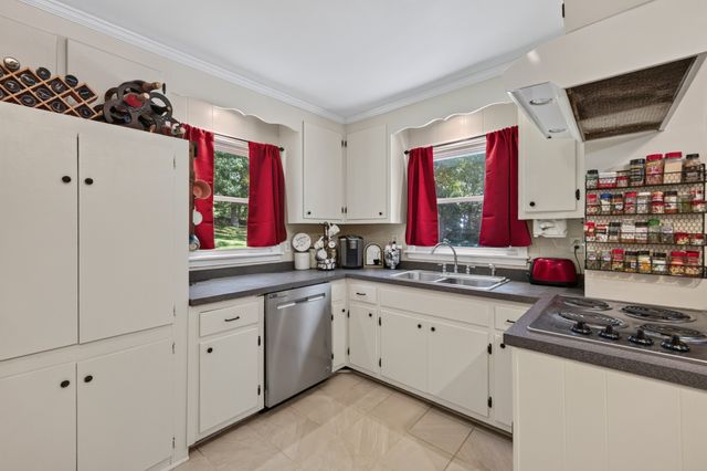 313 Valley View Rd, Dover, TN 37058
