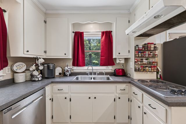 313 Valley View Rd, Dover, TN 37058