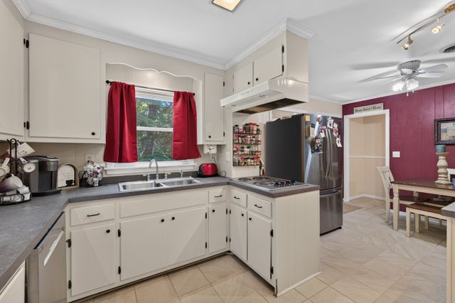 313 Valley View Rd, Dover, TN 37058