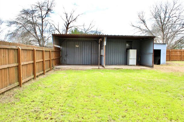 1221 Giddings ST, Lexington, TX 78947