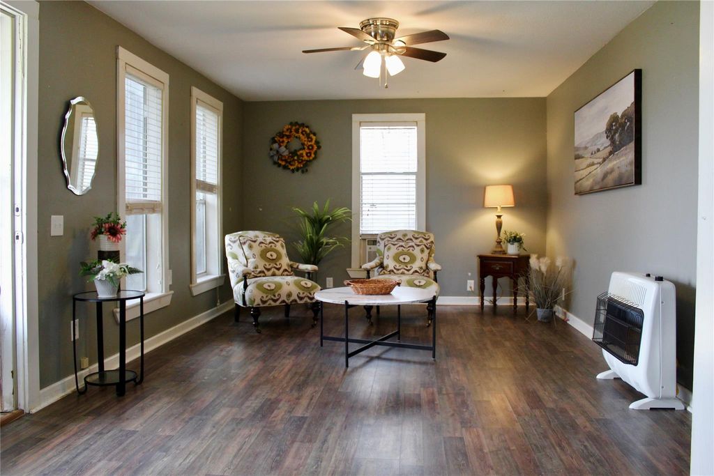 1221 Giddings ST, Lexington, TX 78947