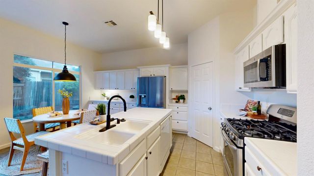 127 Douglas Dr, Lincoln, CA 95648