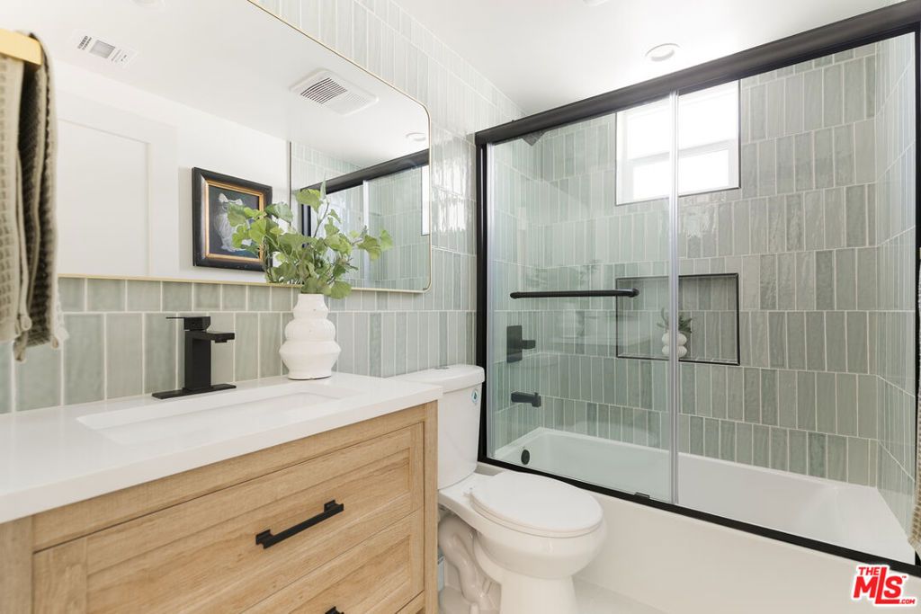 Image 16 of property listing at 1233 1/2 N June Street, Los Angeles, CA 90028