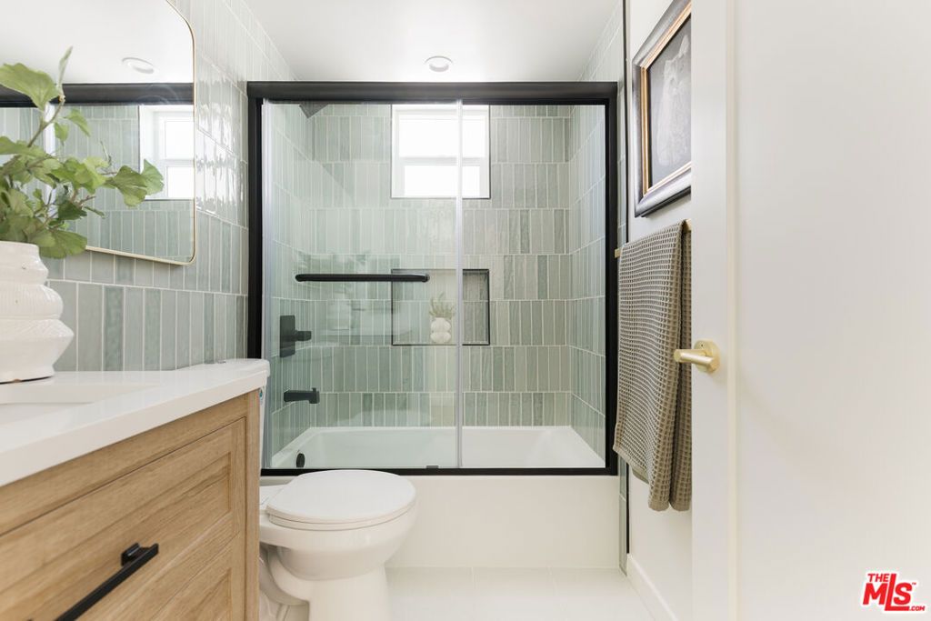 Image 17 of property listing at 1233 1/2 N June Street, Los Angeles, CA 90028
