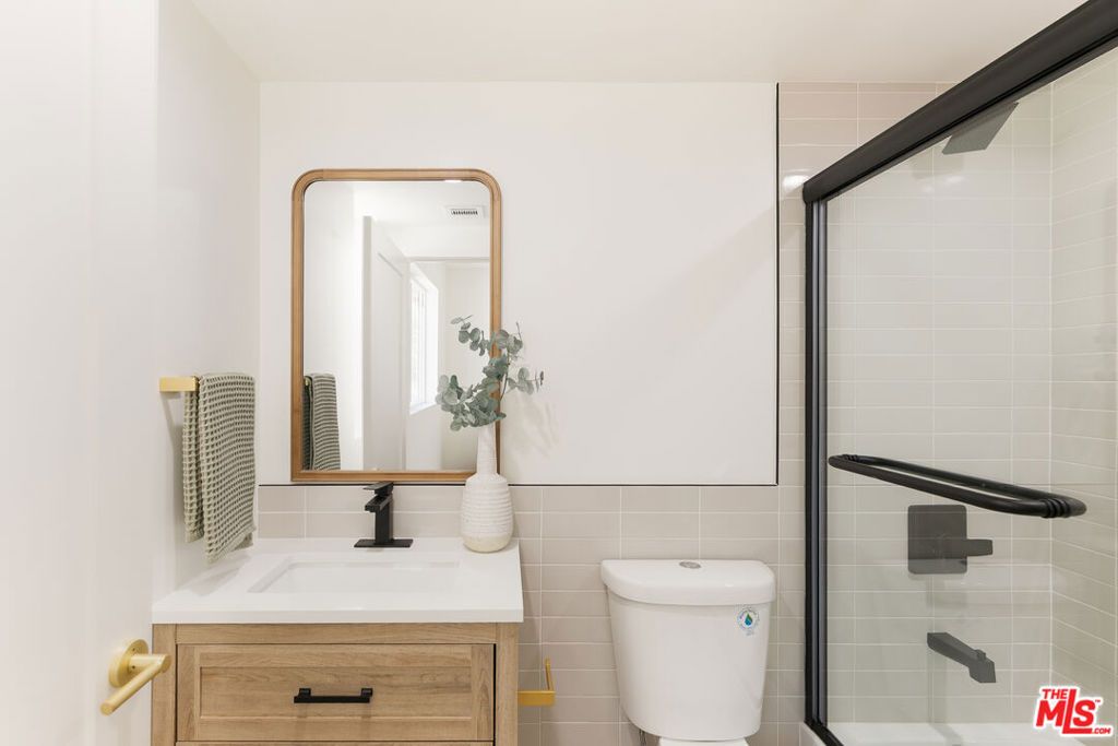 Image 20 of property listing at 1233 1/2 N June Street, Los Angeles, CA 90028