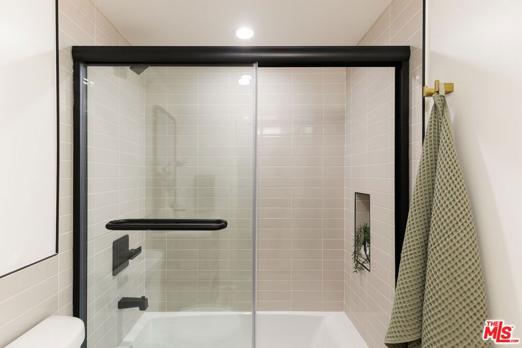 Image 21 of property listing at 1233 1/2 N June Street, Los Angeles, CA 90028