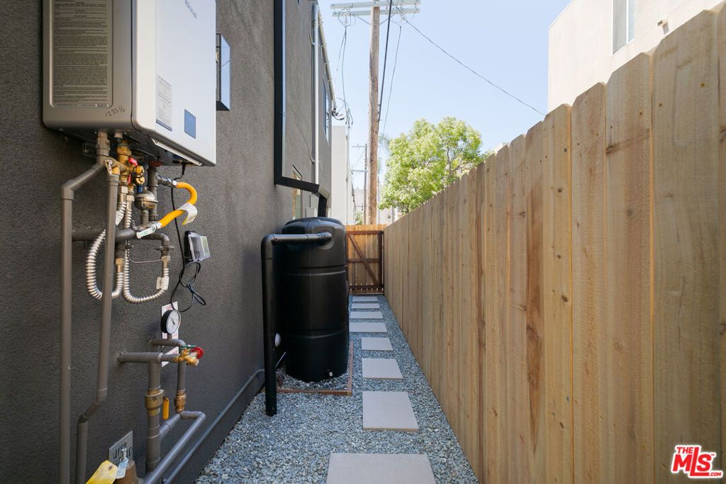 Image 24 of property listing at 1233 1/2 N June Street, Los Angeles, CA 90028