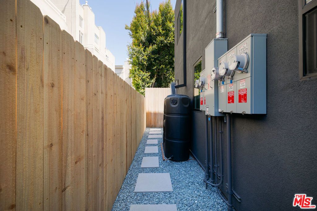 Image 25 of property listing at 1233 1/2 N June Street, Los Angeles, CA 90028