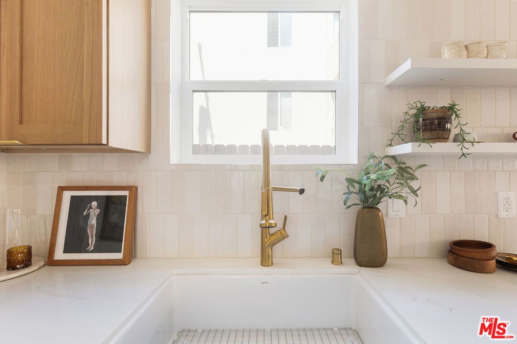 Image 5 of property listing at 1233 1/2 N June Street, Los Angeles, CA 90028