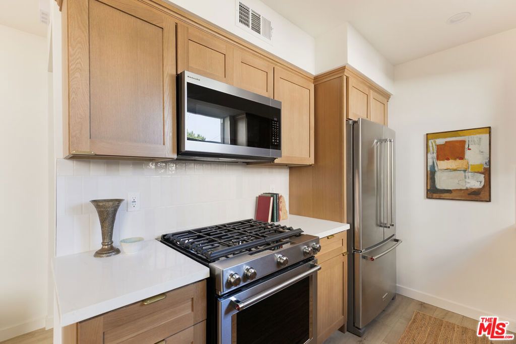 Image 6 of property listing at 1233 1/2 N June Street, Los Angeles, CA 90028
