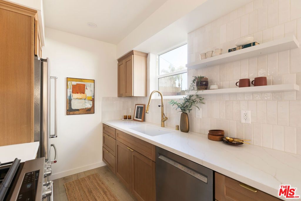 Image 7 of property listing at 1233 1/2 N June Street, Los Angeles, CA 90028
