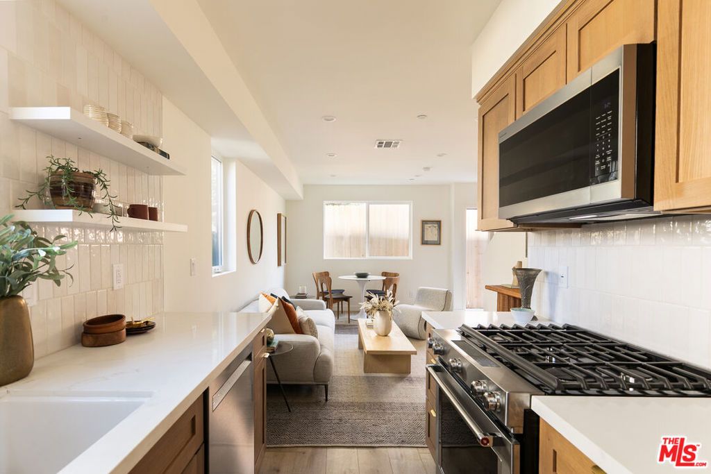 Image 8 of property listing at 1233 1/2 N June Street, Los Angeles, CA 90028