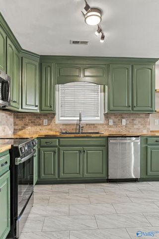 275 Narrow Lane, New Market, AL 35761