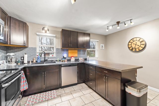 1422 WILLCOXON DR, Jefferson City, MO 65101