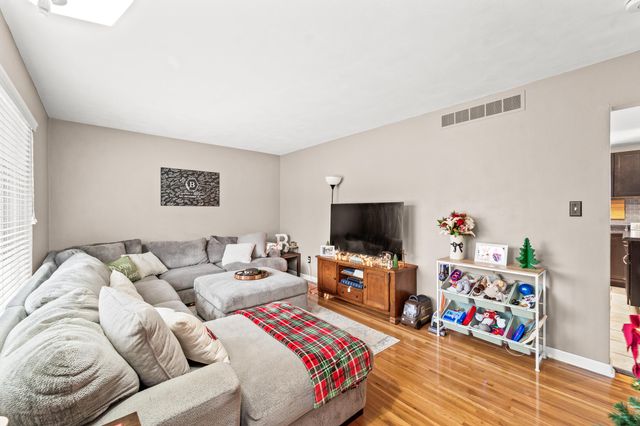 1422 WILLCOXON DR, Jefferson City, MO 65101