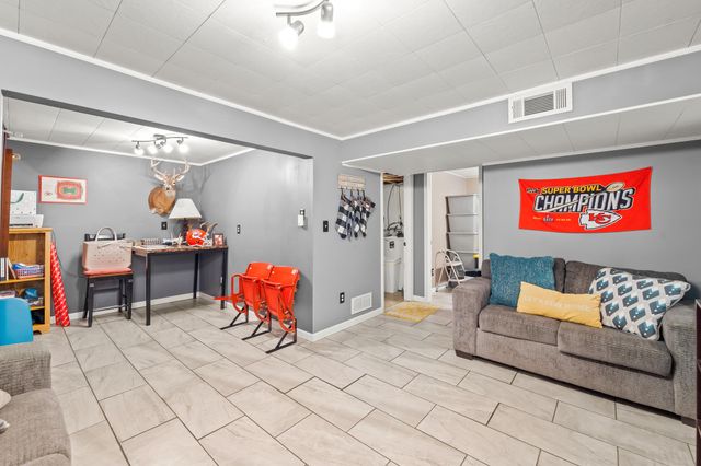 1422 WILLCOXON DR, Jefferson City, MO 65101