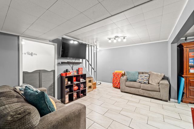 1422 WILLCOXON DR, Jefferson City, MO 65101