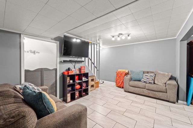 1422 WILLCOXON DR, Jefferson City, MO 65101