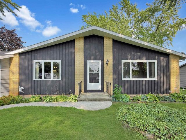 130 BARTON ROAD, Oshkosh, WI 54904