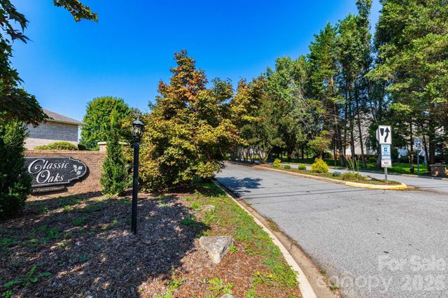 246 Classic Oaks Circle 10, Hendersonville, NC 28792