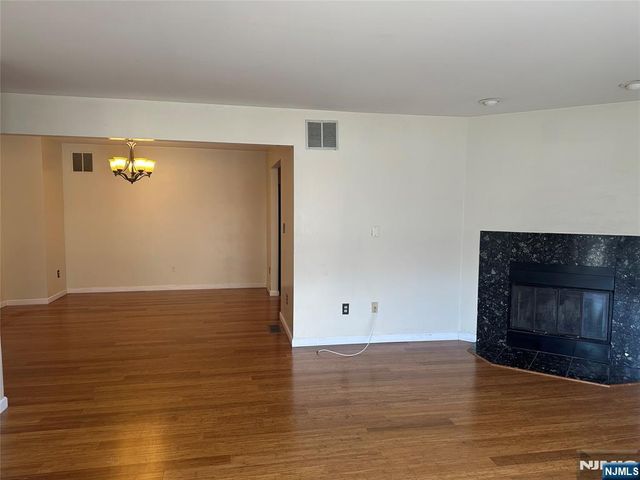 24 Falls Bridge Drive, Totowa, NJ 07512