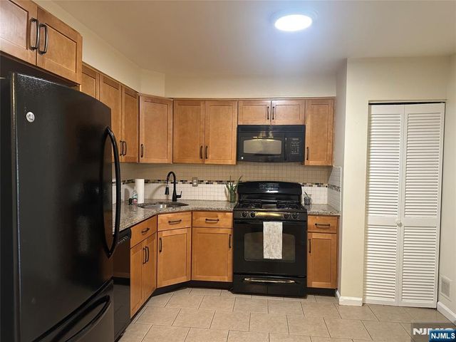 24 Falls Bridge Drive, Totowa, NJ 07512
