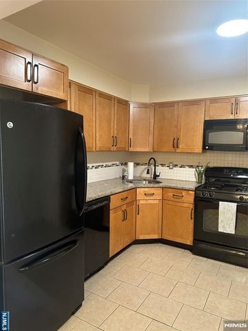 24 Falls Bridge Drive, Totowa, NJ 07512