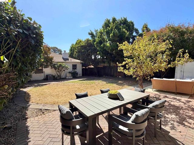 2521 24Th Ave, Oakland, CA 94601