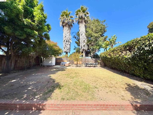 2521 24Th Ave, Oakland, CA 94601