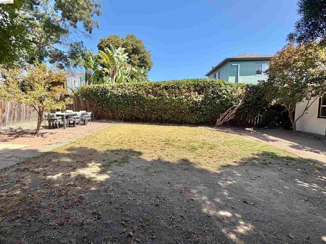 2521 24Th Ave, Oakland, CA 94601
