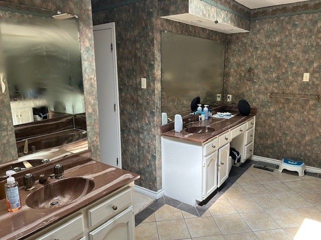 3901 W Country Club Drive, Irving, TX 75038