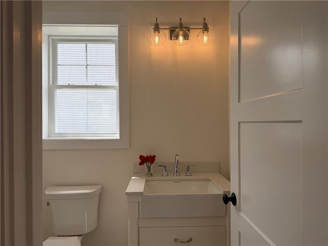27 Massasoit Avenue, Bristol, RI 02809