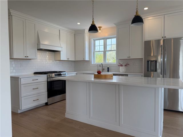 27 Massasoit Avenue, Bristol, RI 02809