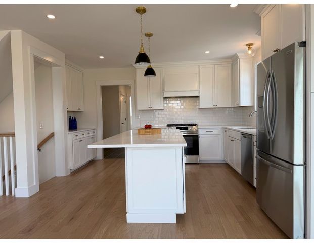 27 Massasoit Avenue, Bristol, RI 02809