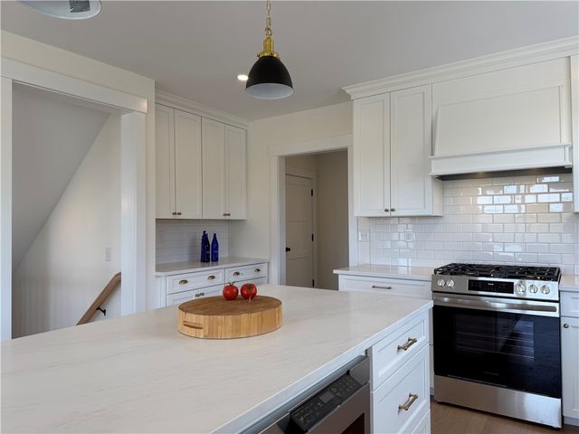 27 Massasoit Avenue, Bristol, RI 02809