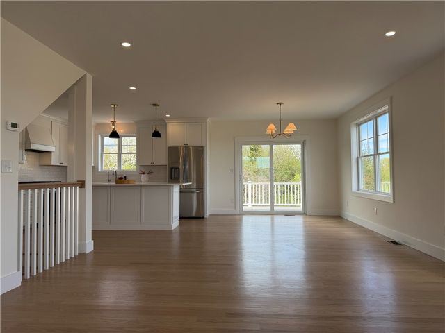 27 Massasoit Avenue, Bristol, RI 02809