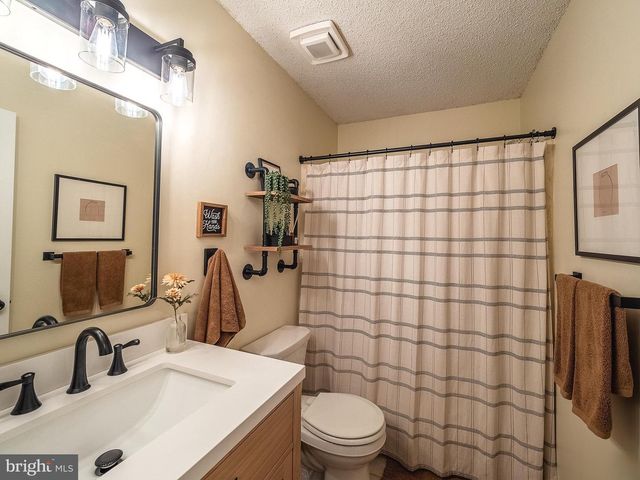 4808-A ABERDEEN DR, Mount Laurel, NJ 08054