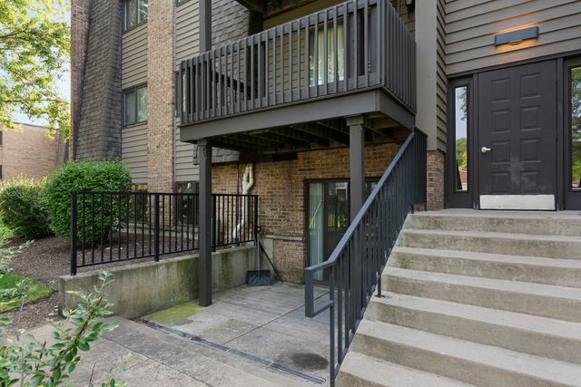 1420 Stonebridge Circle N-3, Wheaton, IL 60189